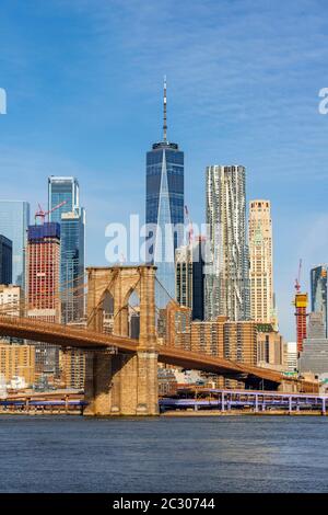 Blick vom Main Street Park über den East River auf die Skyline von Lower Manhattan mit Brooklyn Bridge, Dumbo, Downtown Brooklyn, Brooklyn, New York Stockfoto