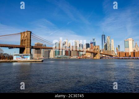 Blick vom Main Street Park über den East River auf die Skyline von Lower Manhattan mit Brooklyn Bridge, Dumbo, Downtown Brooklyn, Brooklyn, New York Stockfoto