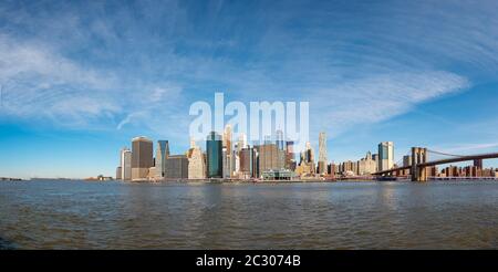 Blick vom Pier 1 über den East River auf die Skyline von Lower Manhattan mit Brooklyn Bridge, Dumbo, Downtown Brooklyn, Brooklyn, New York, USA Stockfoto