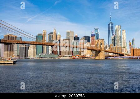 Blick vom Main Street Park über den East River auf die Skyline von Lower Manhattan mit Brooklyn Bridge, Dumbo, Downtown Brooklyn, Brooklyn, New York Stockfoto