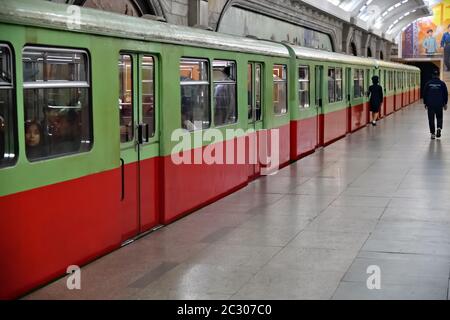 Pjöngjang, Nordkorea - 1. Mai 2019: Zug an der U-Bahnstation Puhung in der Pjöngjang Metro Stockfoto