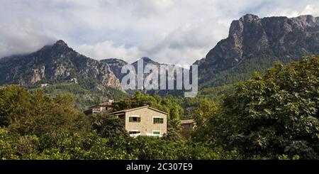 Landschaft mit Haus und Blick auf Serra de Tramuntana, Soller, Mallorca, Spanien, Europa Stockfoto