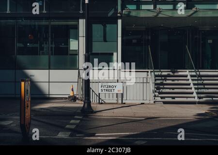 London, Großbritannien - 13. Juni 2020: Straßenschild an der Fitzroy Street in Fitzrovia, einem Viertel im Zentrum Londons, das für seine Bars und Restaurants berühmt ist. Stockfoto