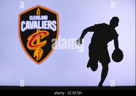 NEW YORK, USA, 18. JUN 2020: Cleveland Cavaliers Basketballverein Logo und Silhouette des jungen Basketballspielers. Sport-Hintergrundbild, weißer Bearbeitungsbereich in Stockfoto