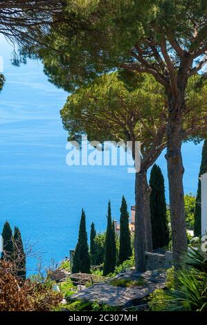 Gärten der Villa Rufolo mit ihren berühmten Sonnenschirm Pinien mit Blick auf das Tyrrhenische Meer, Ravello, Kampanien, Italien Stockfoto