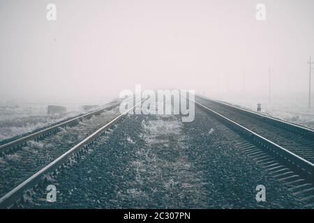 Bahn zum Horizont im Nebel. Hochwertige Fotos Stockfoto