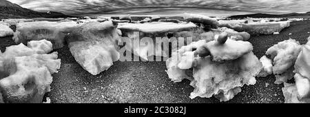 Geerdete Eisberge in Dundas Harbour, Devon Island, Nunavut, Kanada Stockfoto