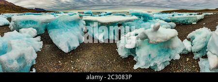 Geerdete Eisberge in Dundas Harbour, Devon Island, Nunavut, Kanada Stockfoto