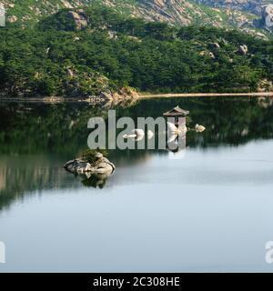 Erstaunliche Landschaft des Samilpo Sees. Wunderbare Reflexionen und kleine Pavillon. Es ist eines der Nordkoreas benannten Naturdenkmäler Stockfoto