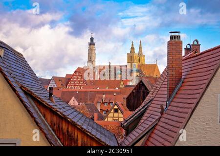 Blick auf Dächer und Wahrzeichen der historischen Stadt Rothenburg ob der Tauber