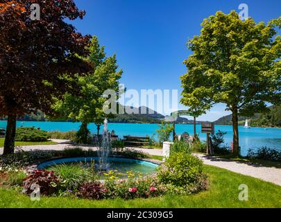 Brunnen an der Seepromenade, Fuschlsee, Fuschl am See, Salzkammergut, Land Salzburg, Österreich Stockfoto