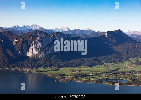 Blick vom Aussichtsturm Kulmspitze ins Mondseeland mit Drachenwand und Schober, Mondsee, Salzkammergut, Oberösterreich, Österreich Stockfoto