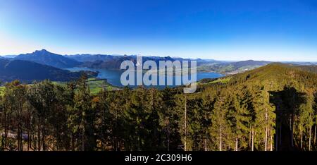 Blick vom Aussichtsturm Kulmspitze ins Mondseeland und Schafberg, Mondsee, Salzkammergut, Oberösterreich, Österreich Stockfoto