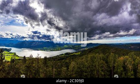 Wolkenstimmung, Gewitterwolken, Blick vom Aussichtsturm Kulmspitze, Mondsee, Salzkammergut, Oberösterreich, Österreich Stockfoto