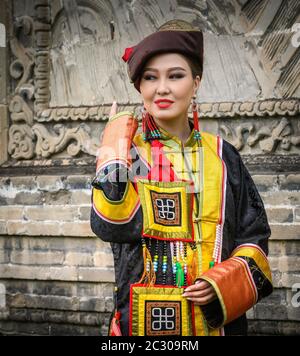 Junge Dame posiert in Tracht, Ulaanbaatar Hauptstadt, Mongolei Stockfoto