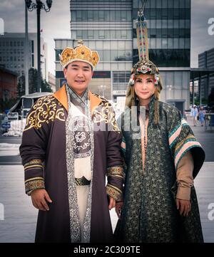 Mongolische Familie posiert in traditionellen Kostümen während des DEEL (Nationaltracht) Festivals, Sukhbaatar Platz, Ulaanbaatar Hauptstadt, Mongolei Stockfoto