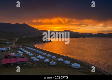 Sonnenaufgang am Weißen Terkh See, ger, Nomadenzelt, Resort am Ufer des Sees, Arkhangai Provinz, Mongolei Stockfoto