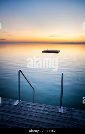 Sonnenuntergang bei Weiden am See mit Leiter und Schwimminsel Stockfoto