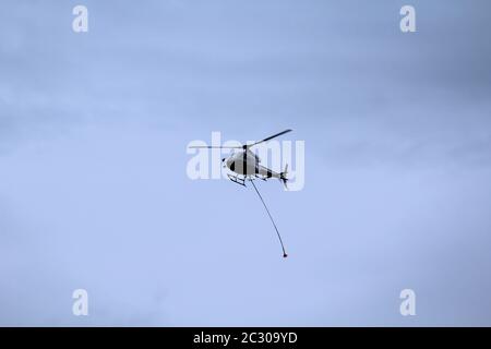 Ein Frachthubschrauber auf der Eisenbahnbaustelle KÃ¶dann Masttransport Stockfoto