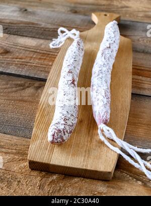 Fuet - Katalanische Trockenwurst auf dem Holzbrett Stockfoto