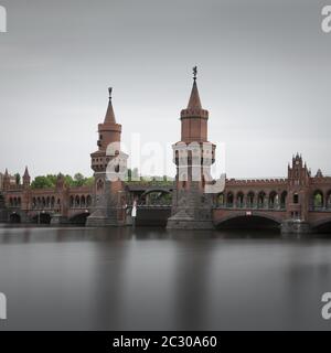 Oberbaumbrücke über die Spree und verbindet den Berliner Bezirken Kreuzberg und Friedrichshain, Berlin, Deutschland Stockfoto