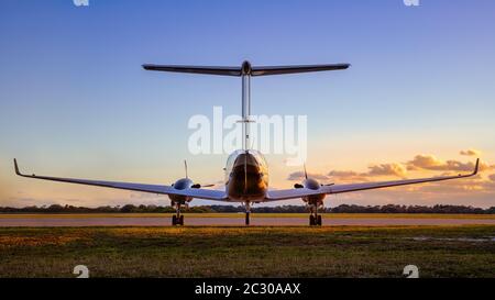 Modernes Flugzeug gegen Sonnenuntergang Stockfoto