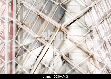 Architektonisches Abstract. Modernes Gebäude außen mit duftig gefärbtem Lichtfilter und doppeltem Belichtungseffekt. Stockfoto