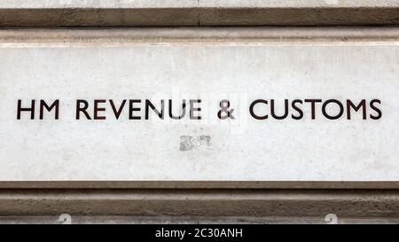 London, Großbritannien - 5. Juni 2017: Ikonisches Schild vor dem HM Revenue and Customs Building in Westminster. Dies ist das Zentrum der britischen Regierung im Parlament Stockfoto