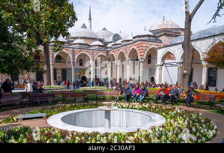 Brunnen im Innenhof des Topkapi Palastes, Istanbul, Türkei Stockfoto