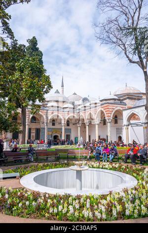 Brunnen im Innenhof des Topkapi Palastes, Istanbul, Türkei Stockfoto