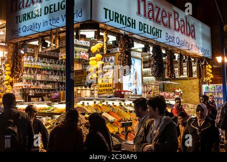 Gewürzstand, türkische Köstlichkeiten, Kapali Carsi, großer Basar oder großer Basar, Fatih, Istanbul, Türkei Stockfoto