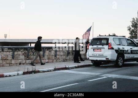 Jerusalem, Israel. Juni 2020. Die Otzma Yehudit Party und die Hozrim lahar Bewegung, die sich für die Errichtung eines 3. Tempels auf dem Tempelberg einsetzen, veranstalten einen Protest vor der US-Botschaft in Jerusalem gegen den 1. Juli 2020, die geplante Annexion von Westjordanland-Gebieten nach Netanjahus Interpretation von Trumps ‘DSiegel des Jahrhundertfriedensplans, Als Demonstranten lehnen eine teilweise Annexion und Einwände gegen jede Aussicht auf einen palästinensischen Staat. Quelle: Nir Alon/Alamy Live News Stockfoto