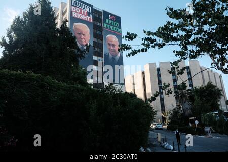 Jerusalem, Israel. Juni 2020. Der Yesha-Rat, eine Dachorganisation der lokalen Behörden in Judäa, Samaria und im Jordantal, zeigt Transparente, auf denen Trump und Netanjahu gegen eine teilweise Annexion und gegen jede Aussicht auf einen palästinensischen Staat protestieren. Netanjahu hat eine Frist für die einseitige Annexion der Westjordanland-Gebiete am 1. Juli 2020 gesetzt, ‘Dseine Interpretation des "Siegel des Jahrhunderts"-Friedensplans Trumps zu interpretieren. Quelle: Nir Alon/Alamy Live News Stockfoto