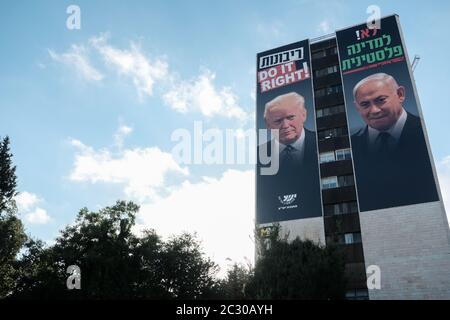 Jerusalem, Israel. Juni 2020. Der Yesha-Rat, eine Dachorganisation der lokalen Behörden in Judäa, Samaria und im Jordantal, zeigt Transparente, auf denen Trump und Netanjahu gegen eine teilweise Annexion und gegen jede Aussicht auf einen palästinensischen Staat protestieren. Netanjahu hat eine Frist für die einseitige Annexion der Westjordanland-Gebiete am 1. Juli 2020 gesetzt, ‘Dseine Interpretation des "Siegel des Jahrhunderts"-Friedensplans Trumps zu interpretieren. Quelle: Nir Alon/Alamy Live News Stockfoto