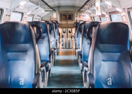 Innenraum des Personenwagens der zweiten Klasse in der Lombardei in Italien. Inneneinrichtung des Zuges. Blaue Sitze in einem Pendler tr Stockfoto