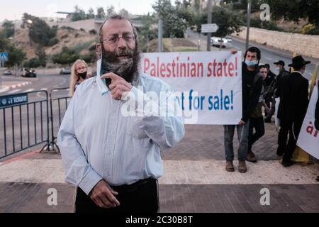 Jerusalem, Israel. Juni 2020. BARUCH MARZEL, der aus Boston stammenden Otzma Yehudit Party, die jetzt in der jüdischen Gemeinde Hebron lebt, nimmt an einem Protest vor der US-Botschaft in Jerusalem gegen den 1. Juli 2020 Teil, der die geplante Annexion von Westjordanland-Gebieten nach Netanjahus Interpretation von Trumps „Siegel des Jahrhunderts“-Friedensplan ‘D, Die teilweise Annexion und jede Aussicht auf einen palästinensischen Staat ablehnen. Quelle: Nir Alon/Alamy Live News Stockfoto