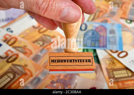Symbolisches Bild der Mehrwertsteuerermäßigung durch Konjunkturpaket, Stempel mit Aufschrift MEHRWERTSTEUER, Deutschland Stockfoto
