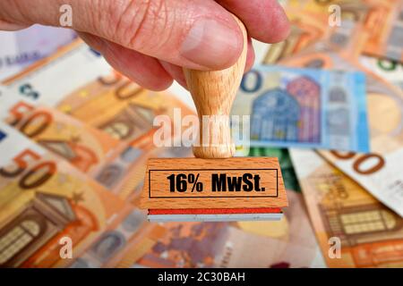 Symbolisches Bild der Mehrwertsteuerermäßigung durch Konjunkturpaket, Stempel mit Aufschrift 16% MEHRWERTSTEUER, Deutschland Stockfoto