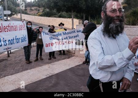 Jerusalem, Israel. Juni 2020. BARUCH MARZEL, der aus Boston stammenden Otzma Yehudit Party, die jetzt in der jüdischen Gemeinde Hebron lebt, nimmt an einem Protest vor der US-Botschaft in Jerusalem gegen den 1. Juli 2020 Teil, der die geplante Annexion von Westjordanland-Gebieten nach Netanjahus Interpretation von Trumps „Siegel des Jahrhunderts“-Friedensplan ‘D, Die teilweise Annexion und jede Aussicht auf einen palästinensischen Staat ablehnen. Quelle: Nir Alon/Alamy Live News Stockfoto