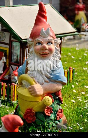 Gartenzwerg als Gärtner, Bueches bei Buedingen, Hessen, Deutschland Stockfoto