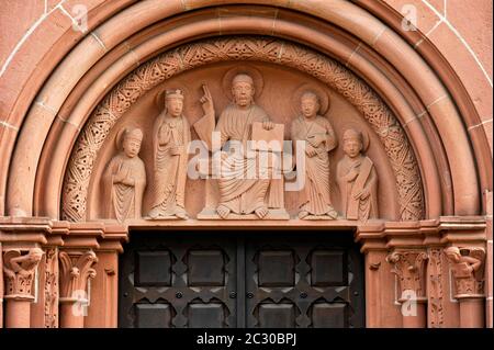 Reliefbild eines Weltrichters im Tympanon über dem Portal, romanische Marienkirche, Gelnhausen, Main-Kinzig-Kreis, Hessen, Deutschland Stockfoto