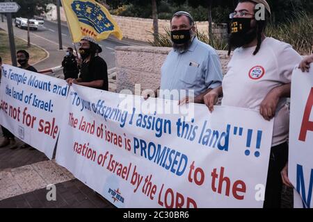 Jerusalem, Israel. Juni 2020. Die Otzma Yehudit Party und die Hozrim lahar Bewegung, die sich für die Errichtung eines 3. Tempels auf dem Tempelberg einsetzen, veranstalten einen Protest vor der US-Botschaft in Jerusalem gegen den 1. Juli 2020, die geplante Annexion von Westjordanland-Gebieten nach Netanjahus Interpretation von Trumps ‘DSiegel des Jahrhundertfriedensplans, Als Demonstranten lehnen eine teilweise Annexion und Einwände gegen jede Aussicht auf einen palästinensischen Staat. Quelle: Nir Alon/Alamy Live News Stockfoto