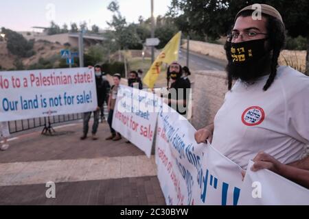 Jerusalem, Israel. Juni 2020. Die Otzma Yehudit Party und die Hozrim lahar Bewegung, die sich für die Errichtung eines 3. Tempels auf dem Tempelberg einsetzen, veranstalten einen Protest vor der US-Botschaft in Jerusalem gegen den 1. Juli 2020, die geplante Annexion von Westjordanland-Gebieten nach Netanjahus Interpretation von Trumps ‘DSiegel des Jahrhundertfriedensplans, Als Demonstranten lehnen eine teilweise Annexion und Einwände gegen jede Aussicht auf einen palästinensischen Staat. Quelle: Nir Alon/Alamy Live News Stockfoto