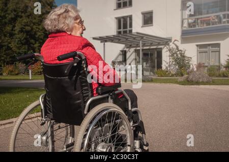 Einsame ältere Frau, die im Rollstuhl sitzt Stockfoto