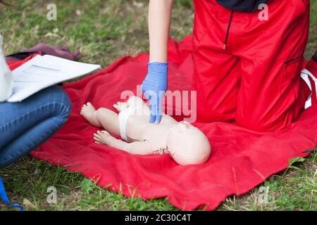 Baby dummy Erste Hilfe training Stockfoto