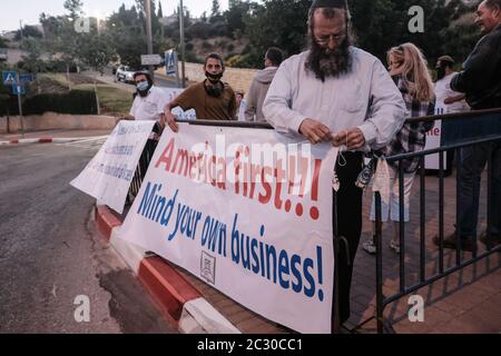 Jerusalem, Israel. Juni 2020. BARUCH MARZEL, der aus Boston stammenden Otzma Yehudit Party, die jetzt in der jüdischen Gemeinde Hebron lebt, nimmt an einem Protest vor der US-Botschaft in Jerusalem gegen den 1. Juli 2020 Teil, der die geplante Annexion von Westjordanland-Gebieten nach Netanjahus Interpretation von Trumps „Siegel des Jahrhunderts“-Friedensplan ‘D, Die teilweise Annexion und jede Aussicht auf einen palästinensischen Staat ablehnen. Quelle: Nir Alon/Alamy Live News Stockfoto