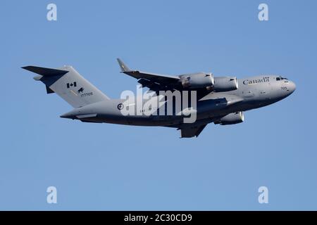 Budapest/Ungarn - 14. Oktober 2018: Royal Canadian Air Force Boeing C-17A Globemaster III 17705 Militärtransportflugzeug aus- und abfahren Stockfoto