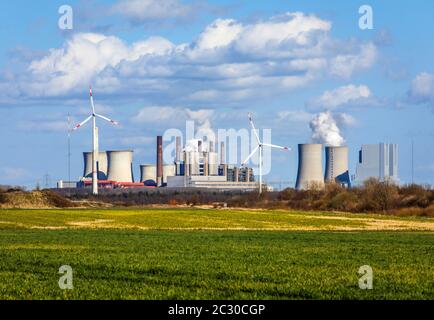 Windturbinen im Windpark vor dem RWE-Kraftwerk Neurath im Tagebau Garzweiler, Grevenbroich, Nordrhein-Westfalen, Deutschland Stockfoto