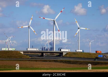 Windpark am Autobahnkreuz Jackerath, am hinteren RWE Braunkohlekraftwerk Neurath beim RWE Braunkohlebergwerk Garzweiler Stockfoto