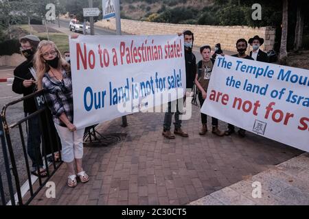 Jerusalem, Israel. Juni 2020. Die Otzma Yehudit Party und die Hozrim lahar Bewegung, die sich für die Errichtung eines 3. Tempels auf dem Tempelberg einsetzen, veranstalten einen Protest vor der US-Botschaft in Jerusalem gegen den 1. Juli 2020, die geplante Annexion von Westjordanland-Gebieten nach Netanjahus Interpretation von Trumps ‘DSiegel des Jahrhundertfriedensplans, Als Demonstranten lehnen eine teilweise Annexion und Einwände gegen jede Aussicht auf einen palästinensischen Staat. Quelle: Nir Alon/Alamy Live News Stockfoto